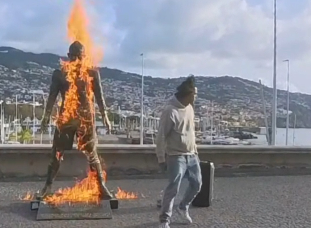 Homem colocou fogo na estátua de Ronaldo (com vídeo)