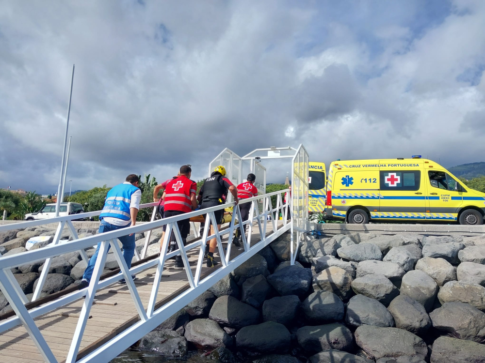 Resgatado homem na ponta do Garajau