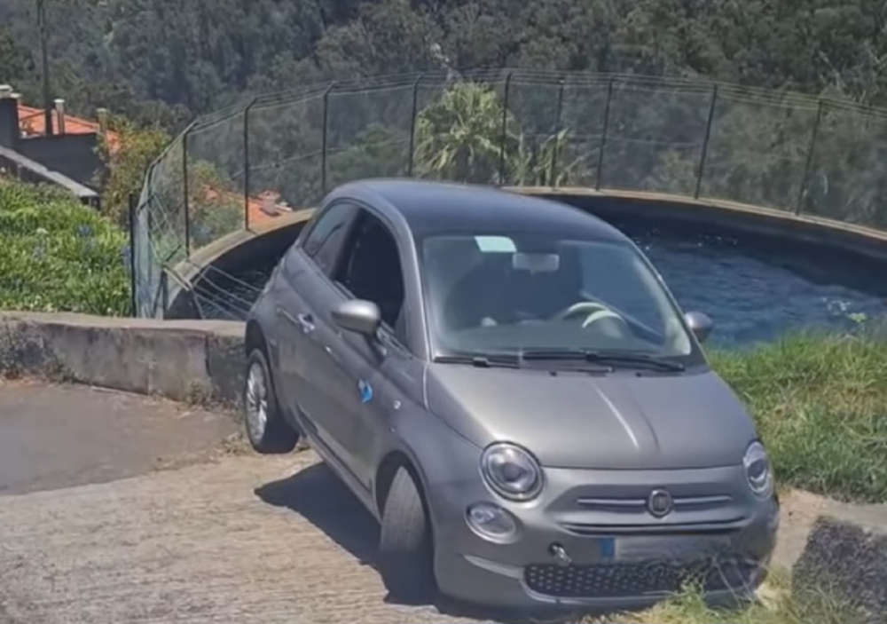 Carro à beira de um tanque