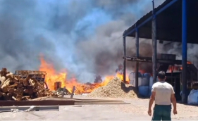 Inc&ecirc;ndio em armaz&eacute;m mobiliza meia centena de bombeiros e helic&oacute;ptero (com v&iacute;deo)