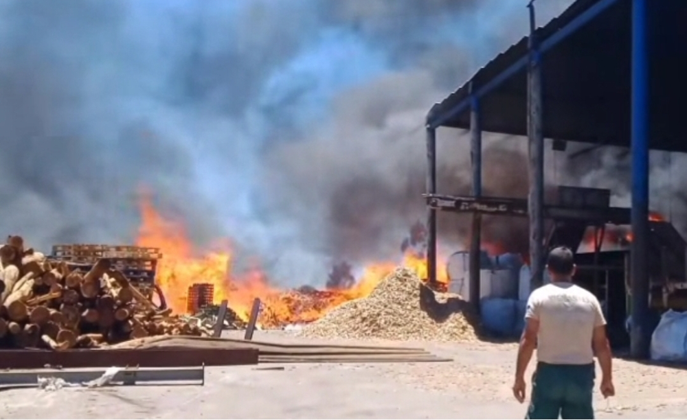 Inc&ecirc;ndio em armaz&eacute;m mobiliza meia centena de bombeiros e helic&oacute;ptero (com v&iacute;deo)