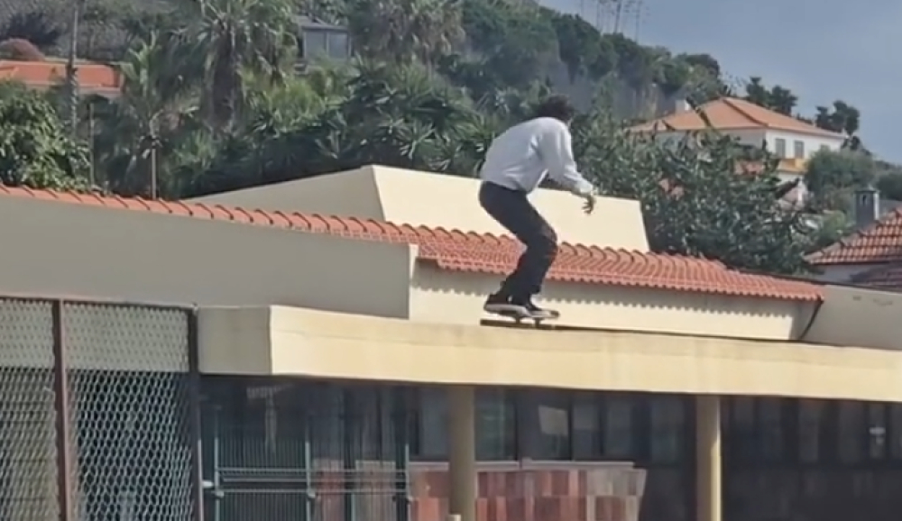 Escola usada para acrobacias com skate (com vídeo)