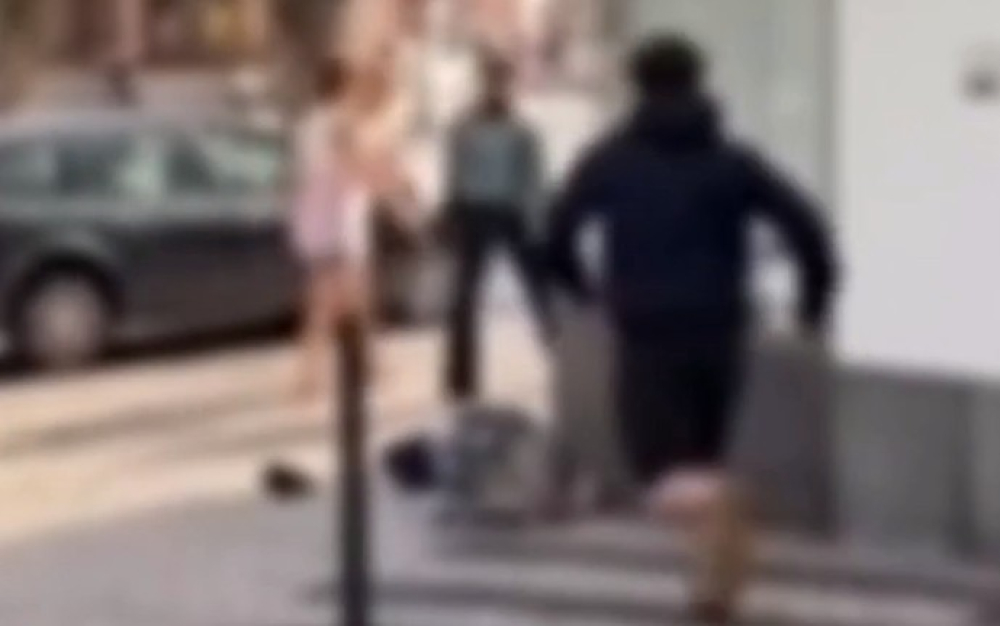 Vídeo de jovem a saltar por cima de mendigo gera indignação (com vídeo)