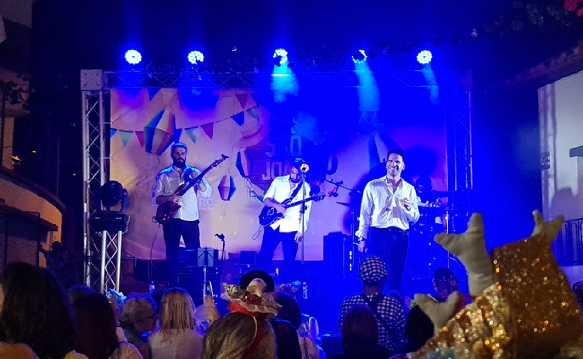 Miro Freitas canta "Amigo" na Festa de São João. Veja o momento