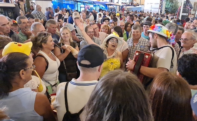 Aldora & Leonardo no arraial de Ponta Delgada. Veja o despique