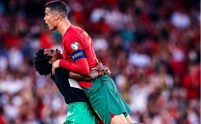 Ronaldo levantado no ar por adepto no Portugal-Bósnia. Veja o momento