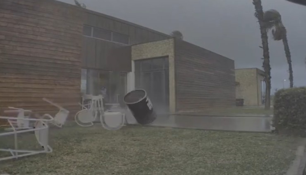 Imagens de videovigilância captam momento da passagem do tornado no Porto Santo