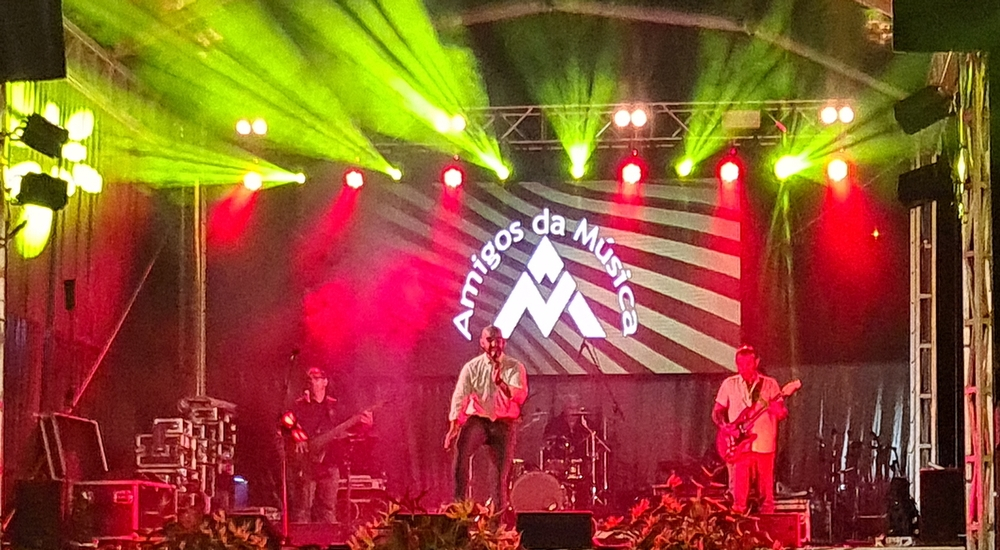 Grupo "Amigos da Música" canta "Autocarro do Amor" (com vídeo)