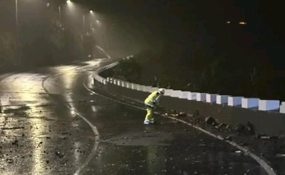 Mau tempo provoca queda de pedras na Via Expresso, no Seixal