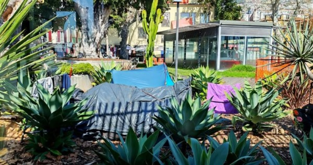 Tendas instaladas junto ao Almirante Reis