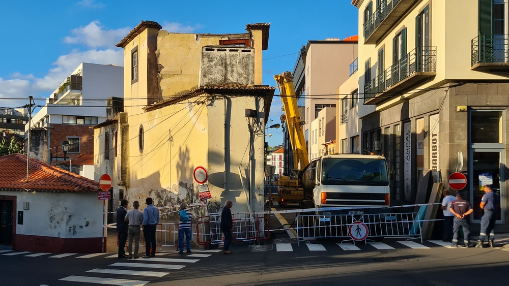 Prédio desaba no Funchal e desaloja 11 pessoas (com vídeo)