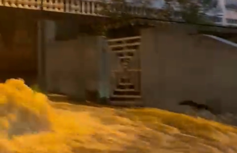 Inundações, trânsito lento e aviso prolongado (com vídeo)