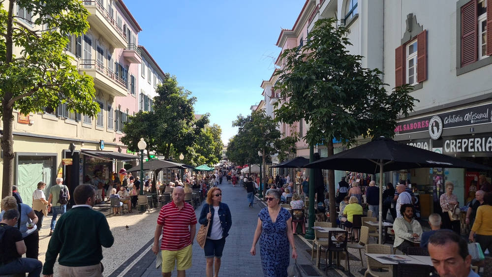 Rua Dr. Fernão de Ornelas: a mais movimentada do Funchal (vídeo)