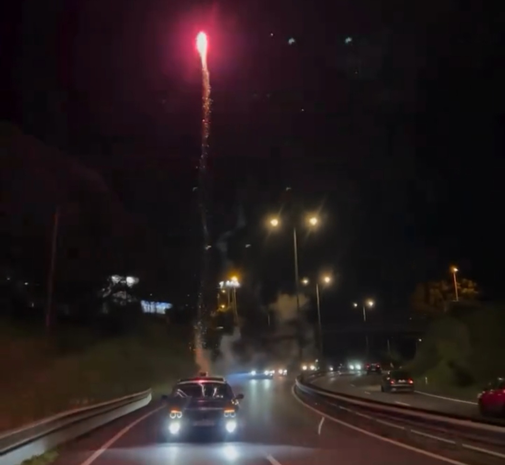 Condutor lança foguetes a partir de carro em andamento (com vídeo)