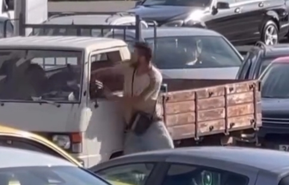 Homem alterado agride condutores e provoca pânico (com vídeo)