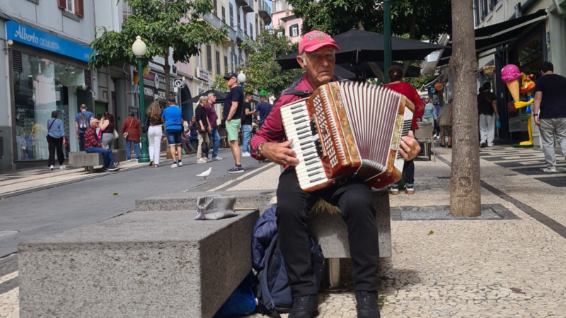 Homem do acordeão anima ruas do Funchal