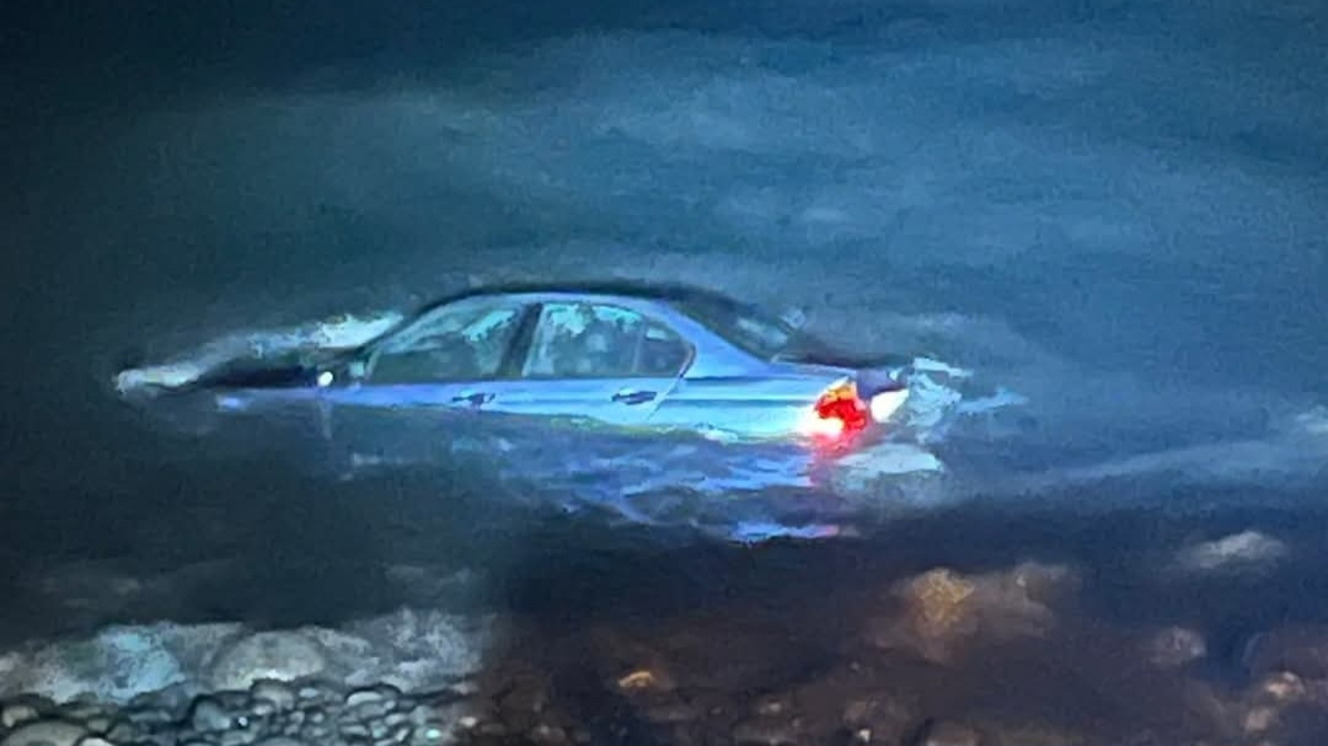 Carro cai ao mar na Praia Formosa